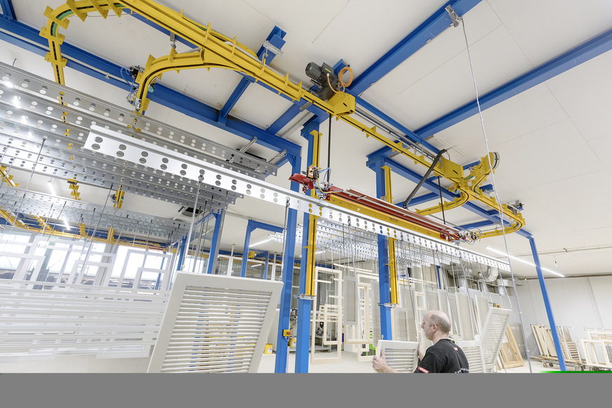 Bei sehr unterschiedlichen Anforderungen an das zu beschichtende Element wird man weiter händisch auf- und abhängen müssen.