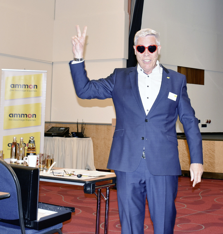 Das Bild von Dieter Ammon entstand 2018 auf den Ammon Fenstertagen – damals verpasste er zwar die Chance zum Cover-Star,&nbsp;skizzierte aber – wie er das immer macht – wichtige Unternehmensziele.