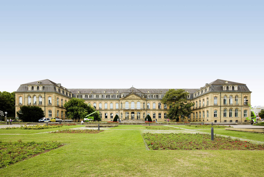 Das Stuttgarter Neue Schloss blickt auf eine lange Geschichte zurück. Ab 1746 in mehreren Phasen erbaut, wurde es erst 1806 vollendet. 1944 wurde es nahezu vollständig zerstört und bis 1964 wieder aufgebaut.