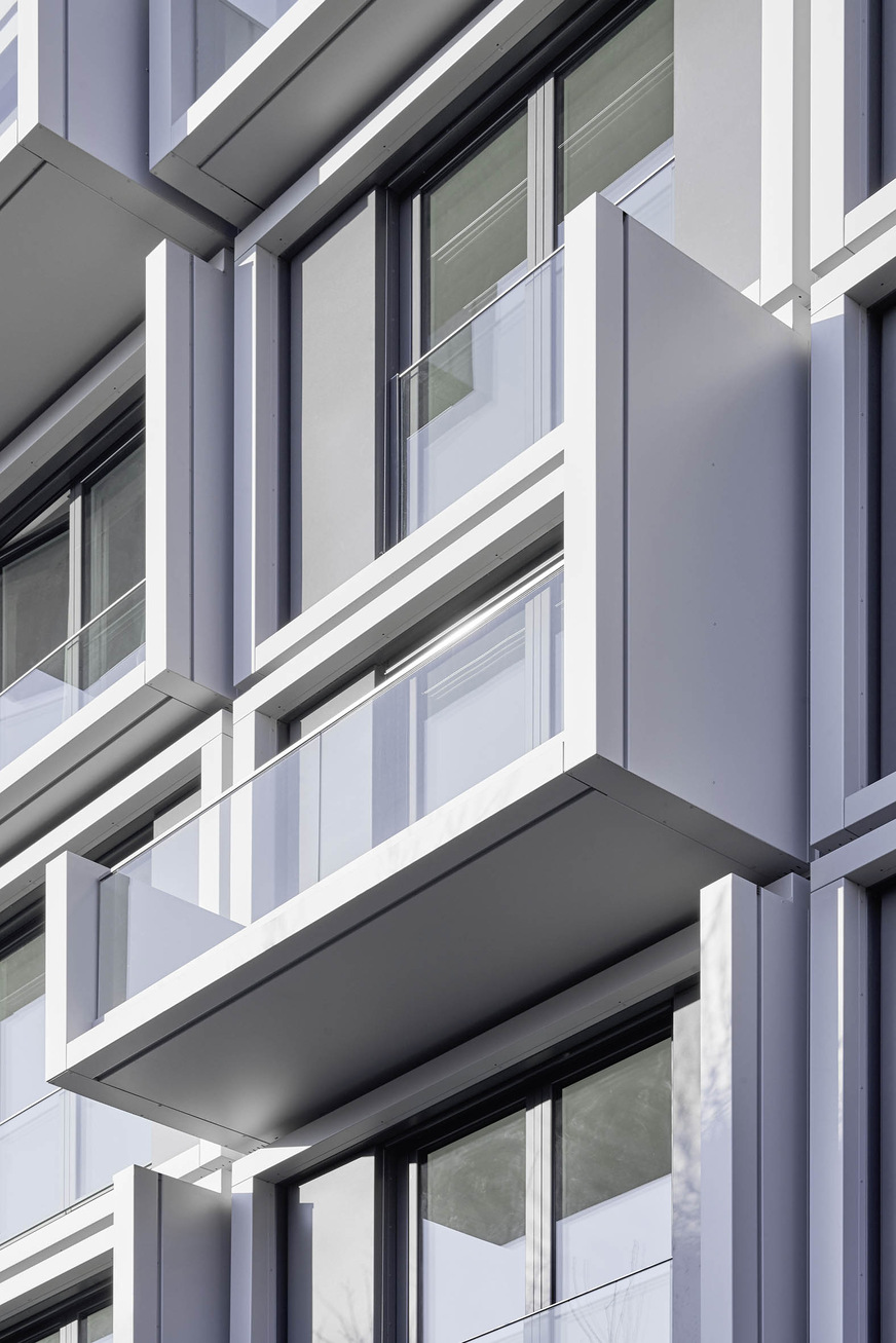 Für Eike Becker Architekten stattet Abel Metallsysteme Mikro-Apart﻿ments im „The Wing“ in Berlin mit der Glas-Absturzsicherung „Vitrum Sine“ und dem passenden Ganzglasgeländer „Visioplan“ aus.