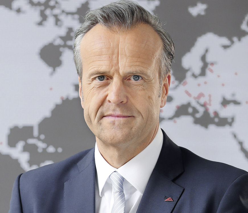 „Wenn ein Unternehmen in diesen herausfordernden Zeiten über eine insgesamt äußerst stabile Entwicklung berichten kann, hat es sicher effizient gearbeitet. Genau das trifft auf uns zu.“ So fasste CEO Marcus Sander das Abschneiden der Roto Frank Fenster- und Türtechnologie GmbH (FTT) im Corona-Jahr 2020 während des 15. Internationalen Fachpressetages zusammen.