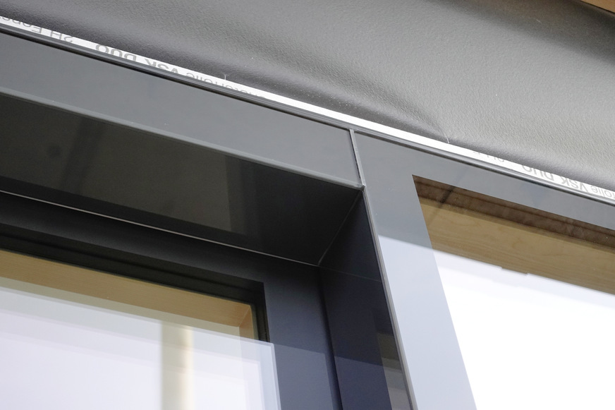 Das Stufenisolierglas überdeckt außen die Holzprofile.