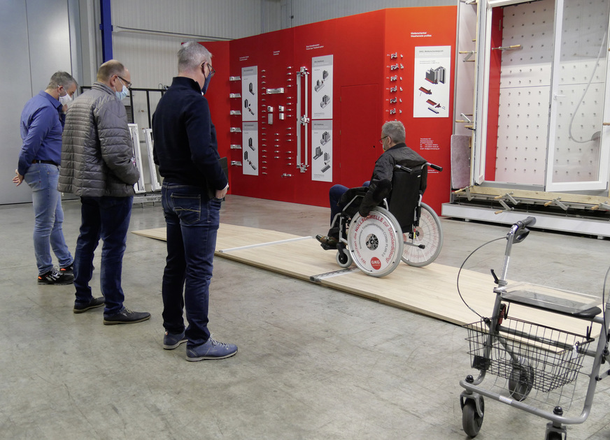 Auf einer Teststrecke wurden alle Teilnehmer im Versuch mit einem Rollstuhl oder Rollator von der 20 mm hohen Türschwelle ausgebremst.