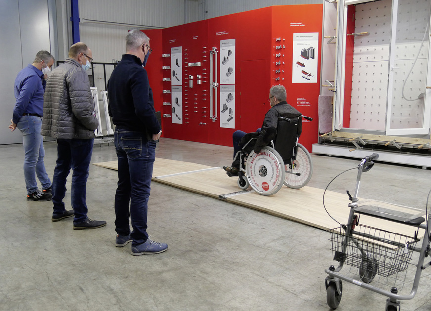 Auf einer Teststrecke wurden alle Teilnehmer im Versuch mit einem Rollstuhl oder Rollator von der 20 mm hohen Türschwelle ausgebremst.