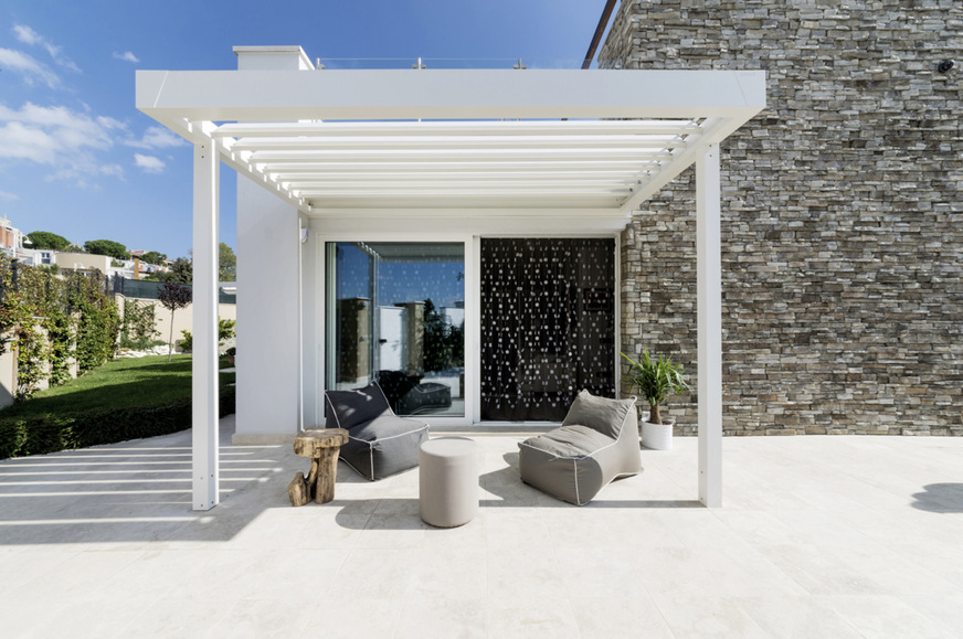 Hinten an der Wand angeschlagen, die vorderen Standsäulen eingerückt, jeder Kundenwunsch kann geplant und realisiert werden.