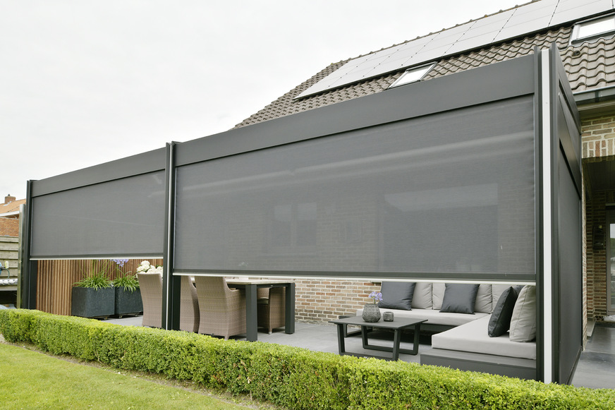 Seitlich oder frontal integriert, Senkrechtmarkisen mit ZIP-System.