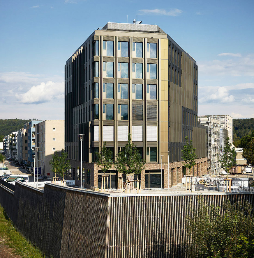 Aufgrund der hohen Anforderungen an die Energieeffiz wurde an allen vier Außenfassaden der Tübinger Westspitze eine Solarfassade eingesetzt.