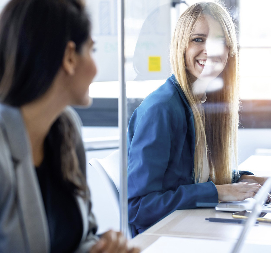 Ein Infektionsschutz aus Prowipa Glas lässt sich in Büros einsetzen, wo ein enger und direkter Kontakt zwischen Menschen herrscht.
