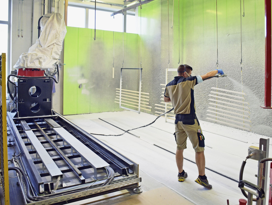 Mit dem Spritzroboter (links im Bild) wurde das Nadelöhr in der Fertigung beseitigt – händisch gespritzt werden nur noch Leisten.