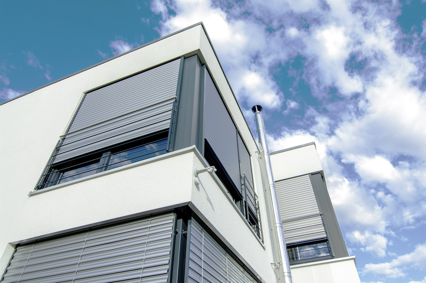 Rollläden und Raffstoren können in der Fassade integriert optisch sehr harmonisch ausgeführt werden.