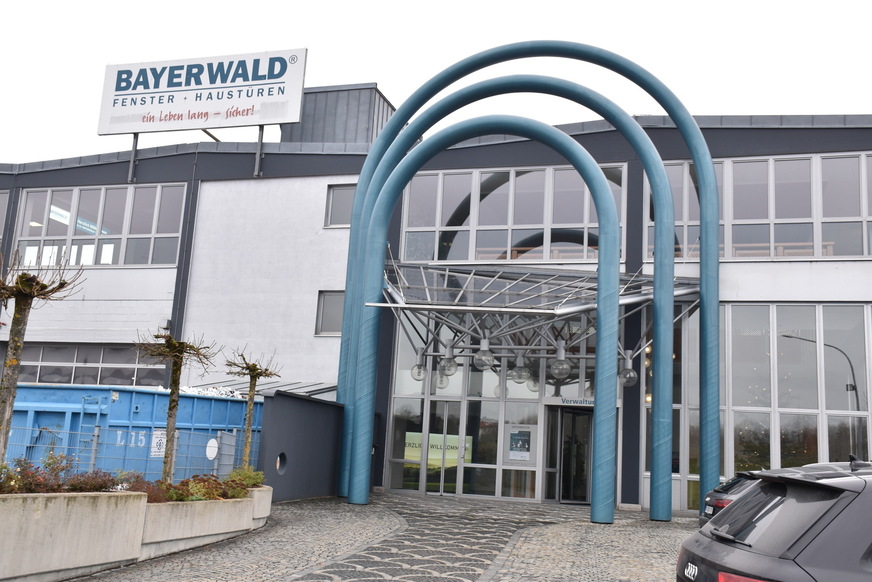 Das Unternehmen Bayerwald Fenster Haustüren GmbH hatte einen Eigeninsolvenzantrag gestellt, wurde dann im Juni von der Karl Bachl Unternehmensgruppe übernommen. Jetzt sitzt Josef Scheuer wieder in seinem Geschäftsführer-Büro in Neunkirchen vorm Wald.