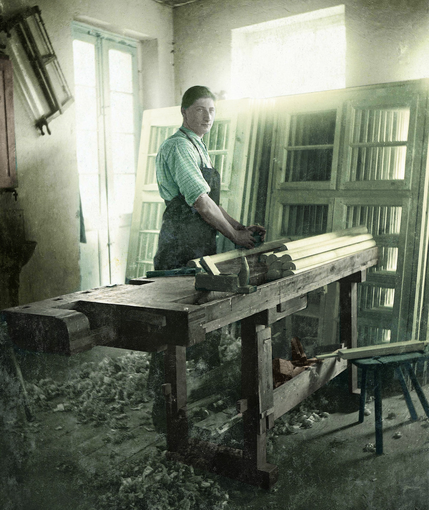 Firmengründe Hans Hilzinger 1946 in seiner Werkstatt.