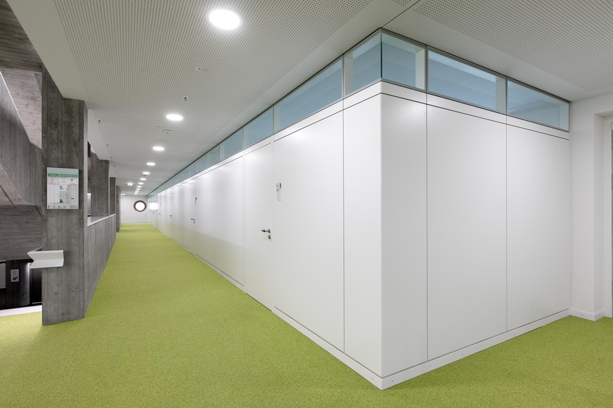 Trennwand mit&nbsp;durchlaufendem fecostruct Oberlicht und Eckdetail.