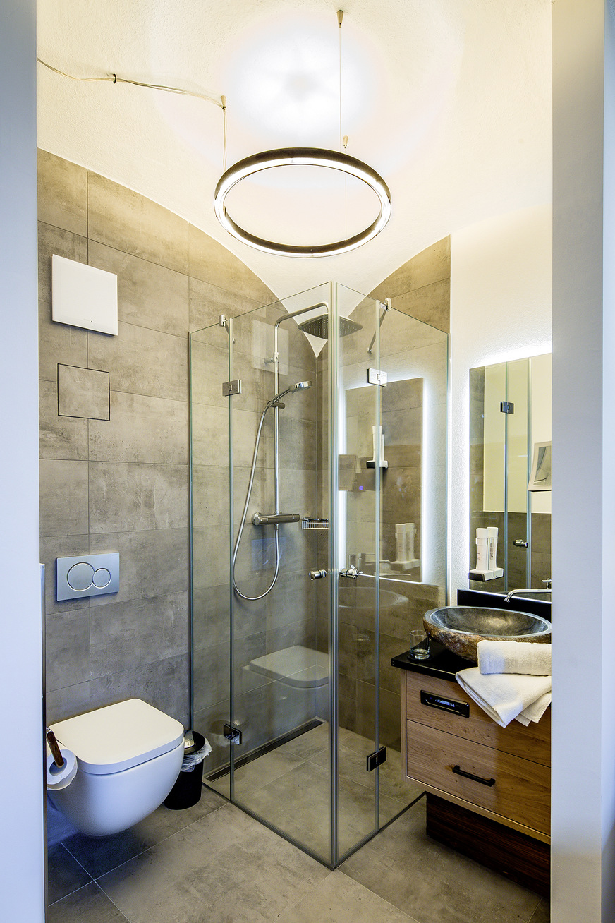 Das Glas SGG Timeless lässt sich u. a. für Duschtrennwände und -kabinen ver­wenden, wie hier im Stemplinger Hansl in Hauzenberg.