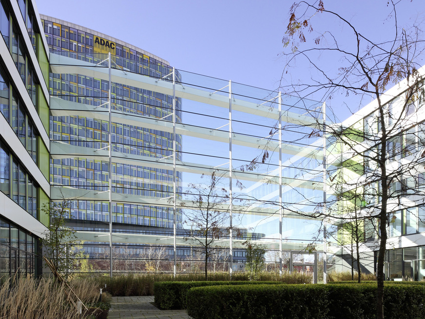 1500 m² VSG für Schallschutzwände sorgen auf der Südseite des ­Gebäudes Schallschutz.