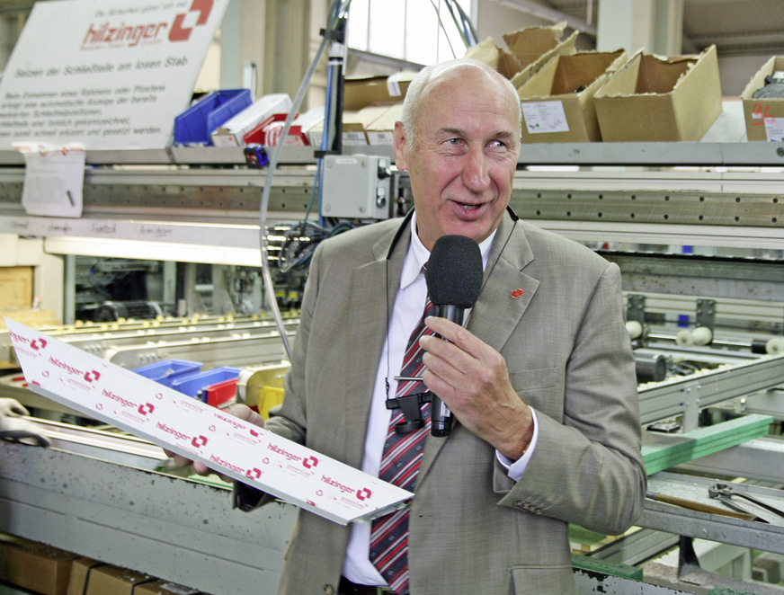 Helmut Hilzinger 2015 auf einem Rundgang durch die Fertigung in Willstätt.