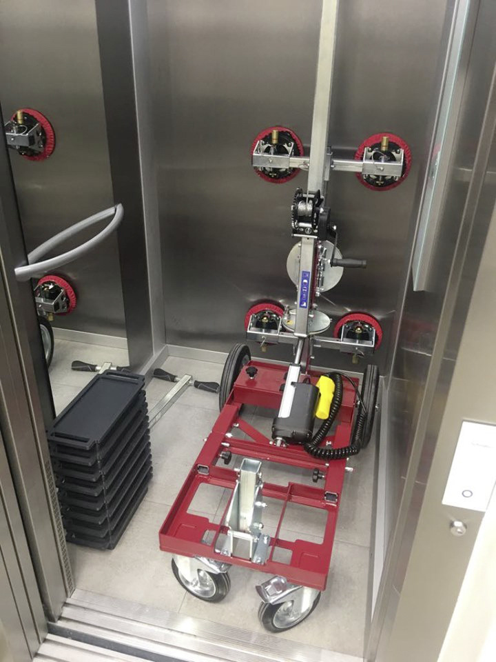 Der kompakte Montagehelfer UPT 250 passt selbst in einen Aufzug.