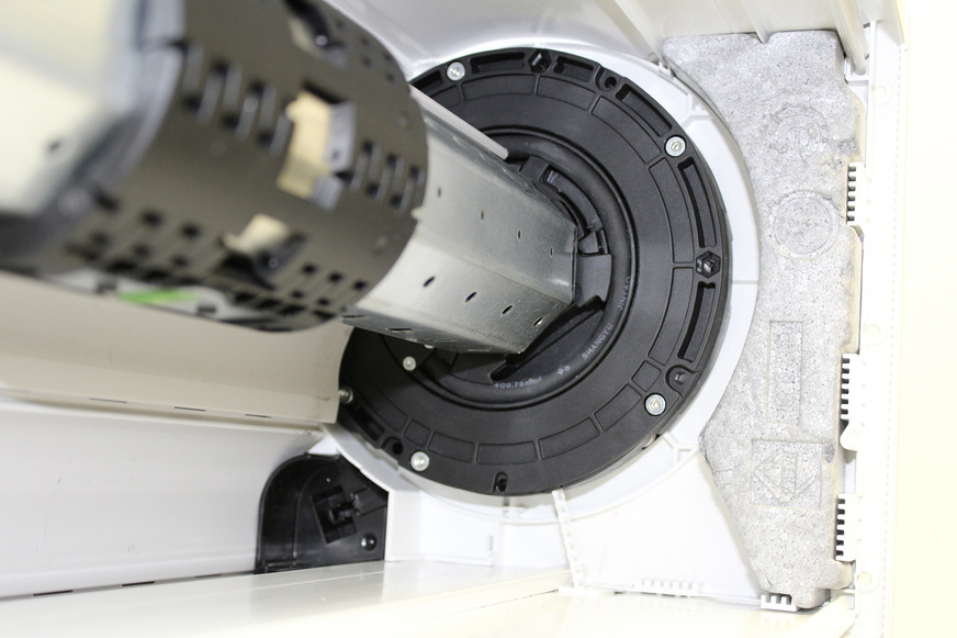 The patented MAN Rescue emergency operating system is installed in the head piece of the roller shutter box like a conventional drive bearing. In an emergency, it clears the way for motorised roller shutters to the outdoors - simply by pulling the belt.