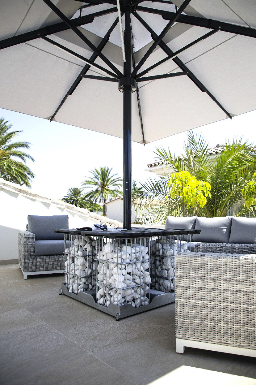 Easy to move with a pallet truck, the outdoor area can be transformed in just a few steps by using the ­gabions for events.