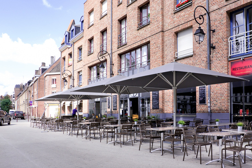 Mounted in a row, can easily shade large areas in the gastronomy.