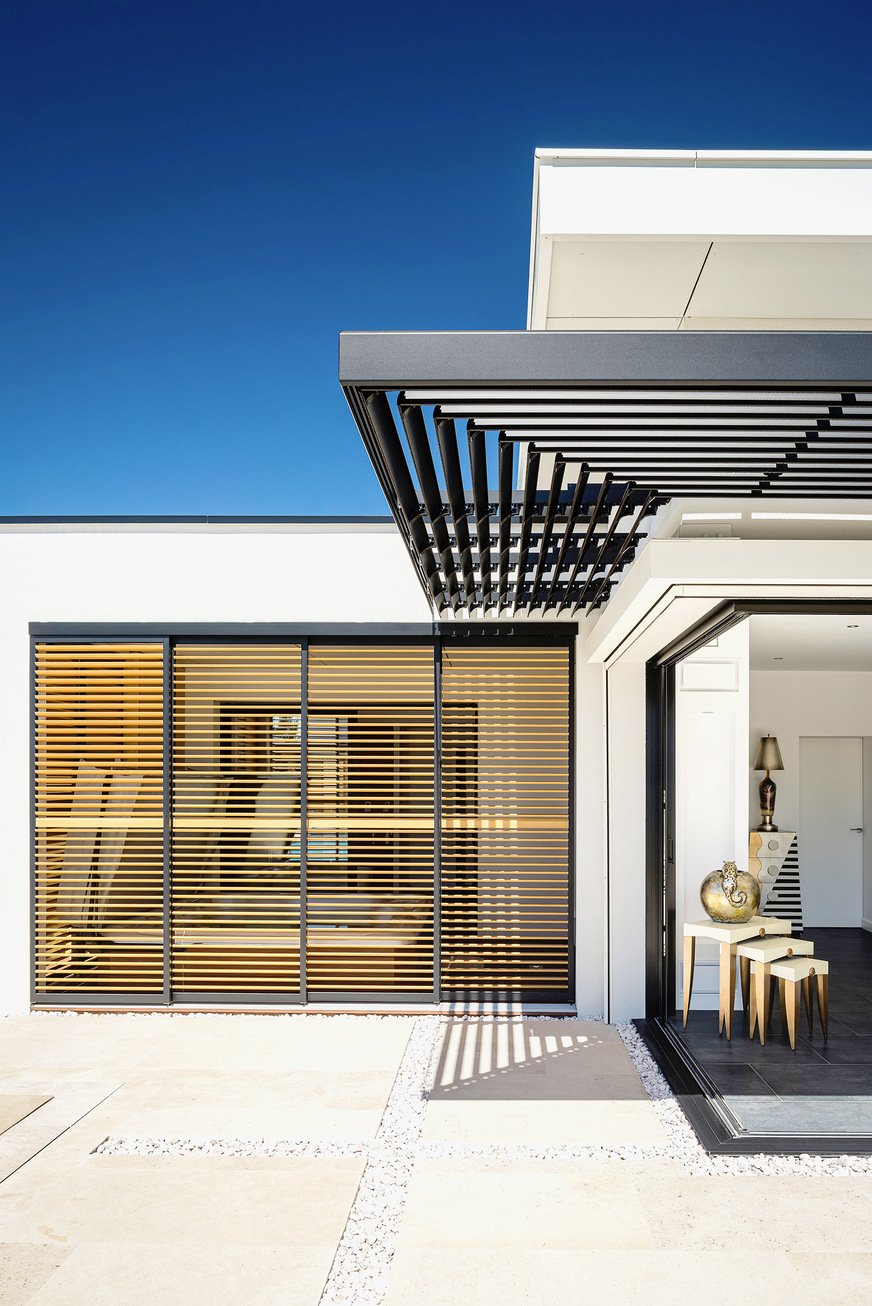 The Sunclips canopy above the windows blends harmoniously into the ensemble.