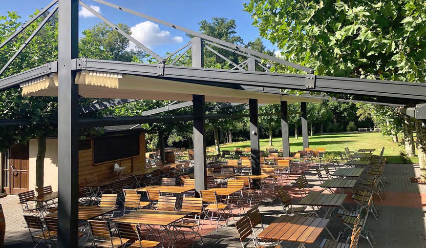 Freistehende Konstruktionen beschatten perfekt und bieten durch die geringe Anzahl von Ständern viel variabelen Platz für die Gäste.