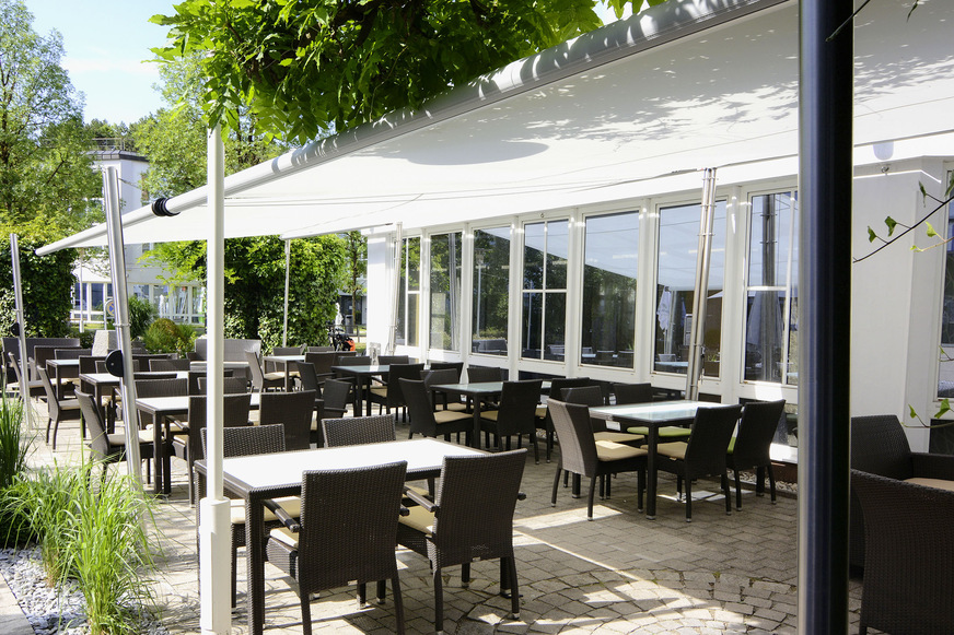 There are many possible solutions for gastronomy spaces. Awnings are also used here.