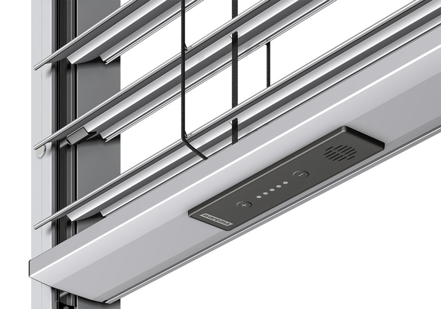 On site, the signal transmitter, which functions ­independently of the mains supply, can be inte­grated sabotage-proof and inconspicuously into a recess in the bottom rail prepared at the factory.