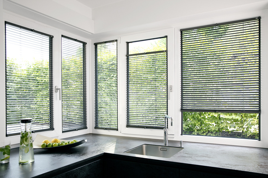 TwinLine Horizontal-Jalousien bieten eine Reihe von Vorteilen: Als flexibler Sicht-, Blend- und Sonnenschutz sind sie frei verschiebbar und stellen somit eine Alternative zu Plissee und Waben-Plissee dar.