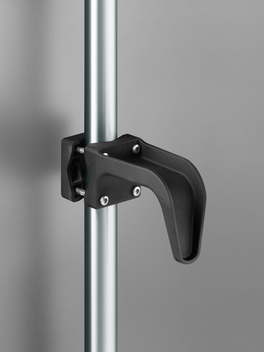 Die Befes­ti­gung des&nbsp;FSB Stoß­griff­auf­satzes erfolgt mit 4 Edel­stahl­schrauben und Metall­ge­win­de­hülsen