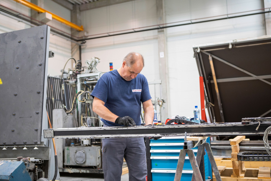 Bei Glastronic werden die&nbsp;Maschinen&nbsp;gereinigt, aufbereitet und vor Ort in Betrieb genommen,&nbsp; bevor sie zum Kunden gehen.