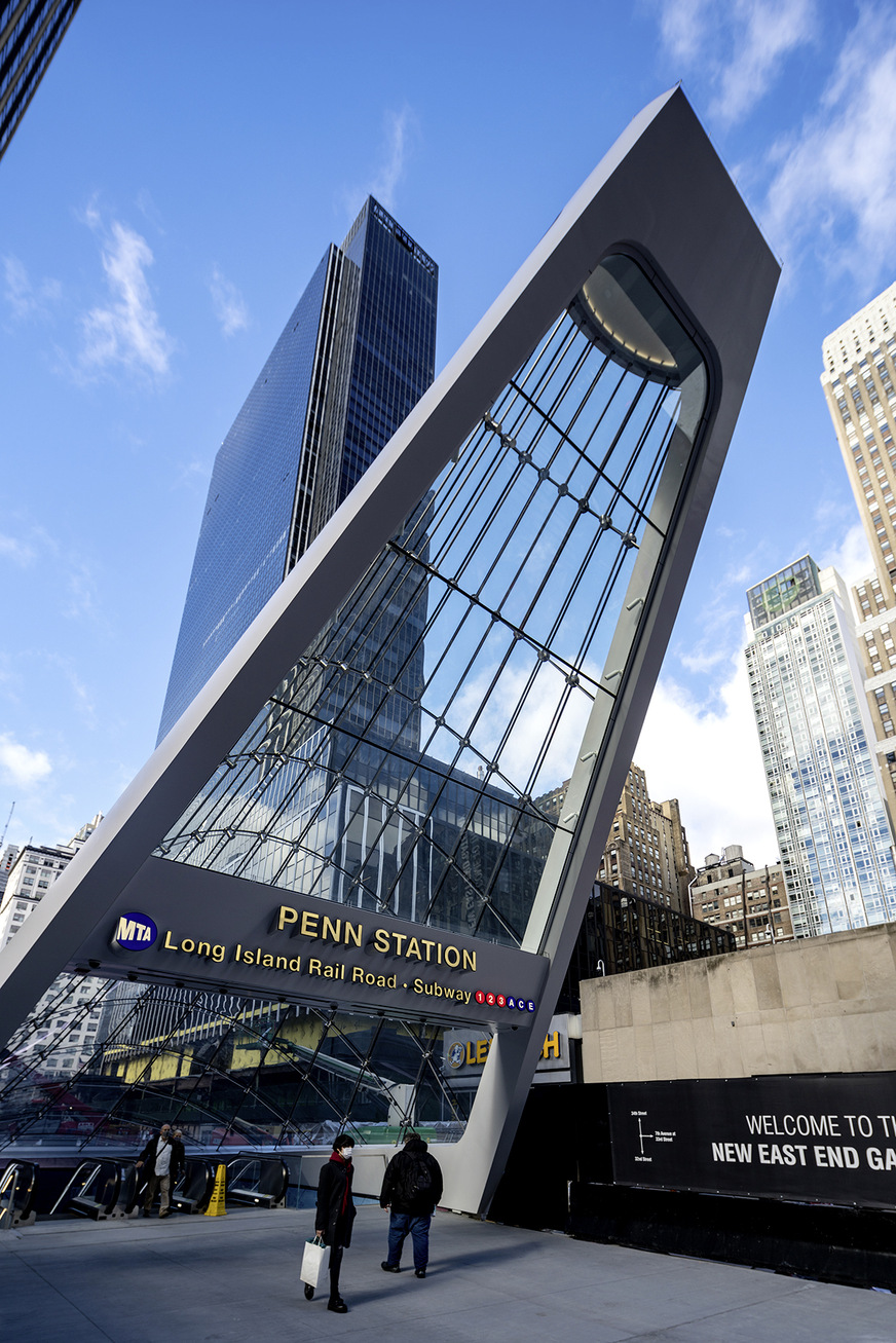 Der East End Gateway, ein 12 m hohes „A“, führt die Reisenden von der 33rd Street zu den unterirdischen Bahnsteigen der New Yorker Penn Station.