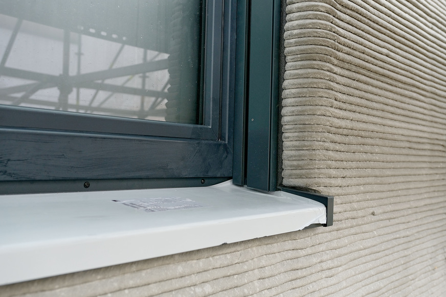 Die Kunststofffenster Comfort MD 82 mit der ultramatten Beschichtung Veka Spectral anthrazit fügen sich besonders harmonisch in die besondere Fassade ein.