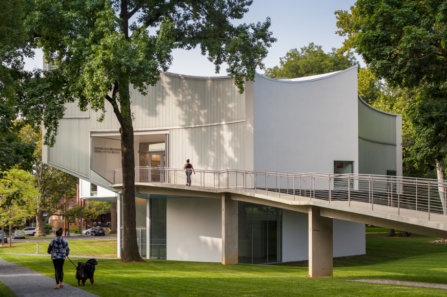 Auch bei Tag ist das Winter Visual Arts Building ein Blickfang.