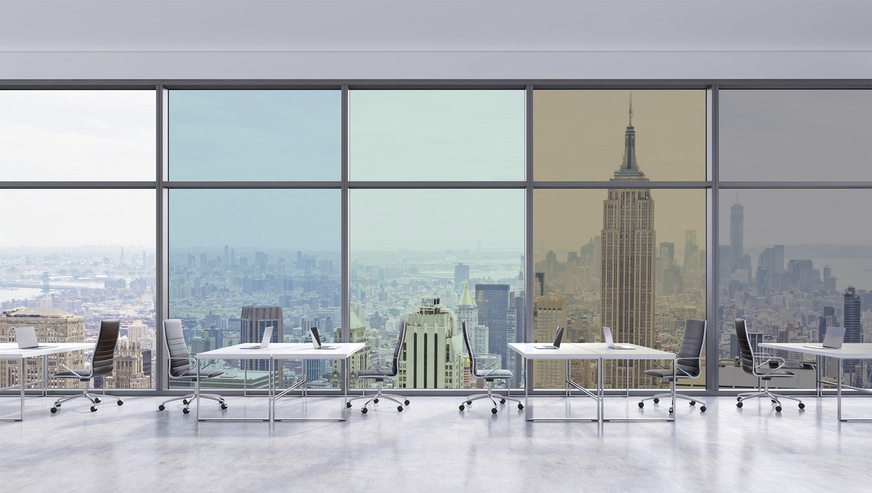 Arbeitsplätze in einem modernen Panoramabüro in New York mit Blick auf Manhattan. 