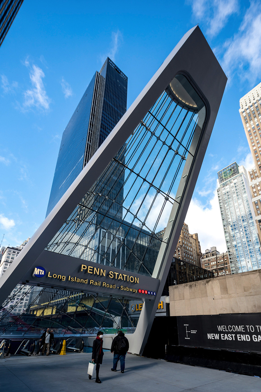Der East End Gateway, ein 12 m hohes „A“, führt die Reisenden von der 33rd Street zu den unterirdischen Bahnsteigen der New Yorker Penn Station.