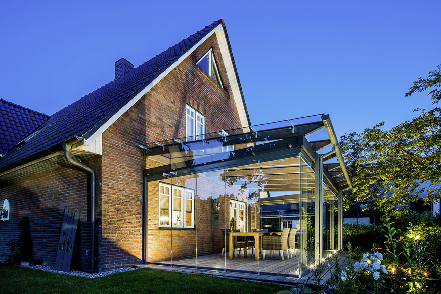 Stimmiges Gesamtbild: Das Holz-Aluminium-Terrassendach Aura passt optimal zur Architektur des Backsteingebäudes im Landhausstil.