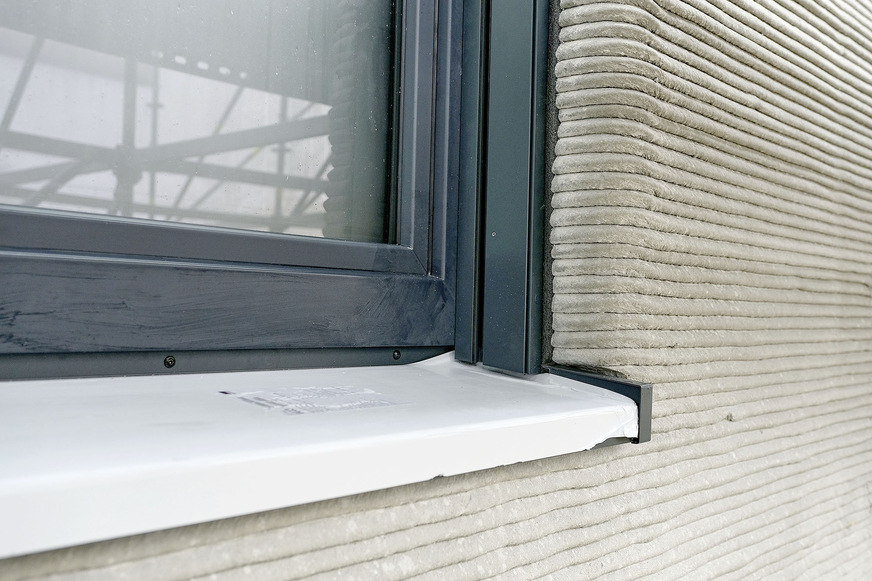 Die Kunststofffenster Comfort MD 82 mit der ultra­matten Beschichtung Veka Spectral anthrazit fügen sich besonders harmonisch in die besondere Fassade ein.
