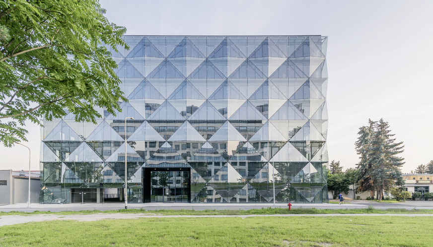 Neben der MB-SR50N Fassade mit Feuerklassifizierung NRO wurden im Diamentum Office auch die MB-70 Fenster von Aluprof verbaut.