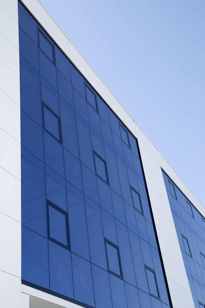 Hier die geklebte Glas-Holz-Fassade des Schulungs- und Logistikzentrum von Otto-Chemie .