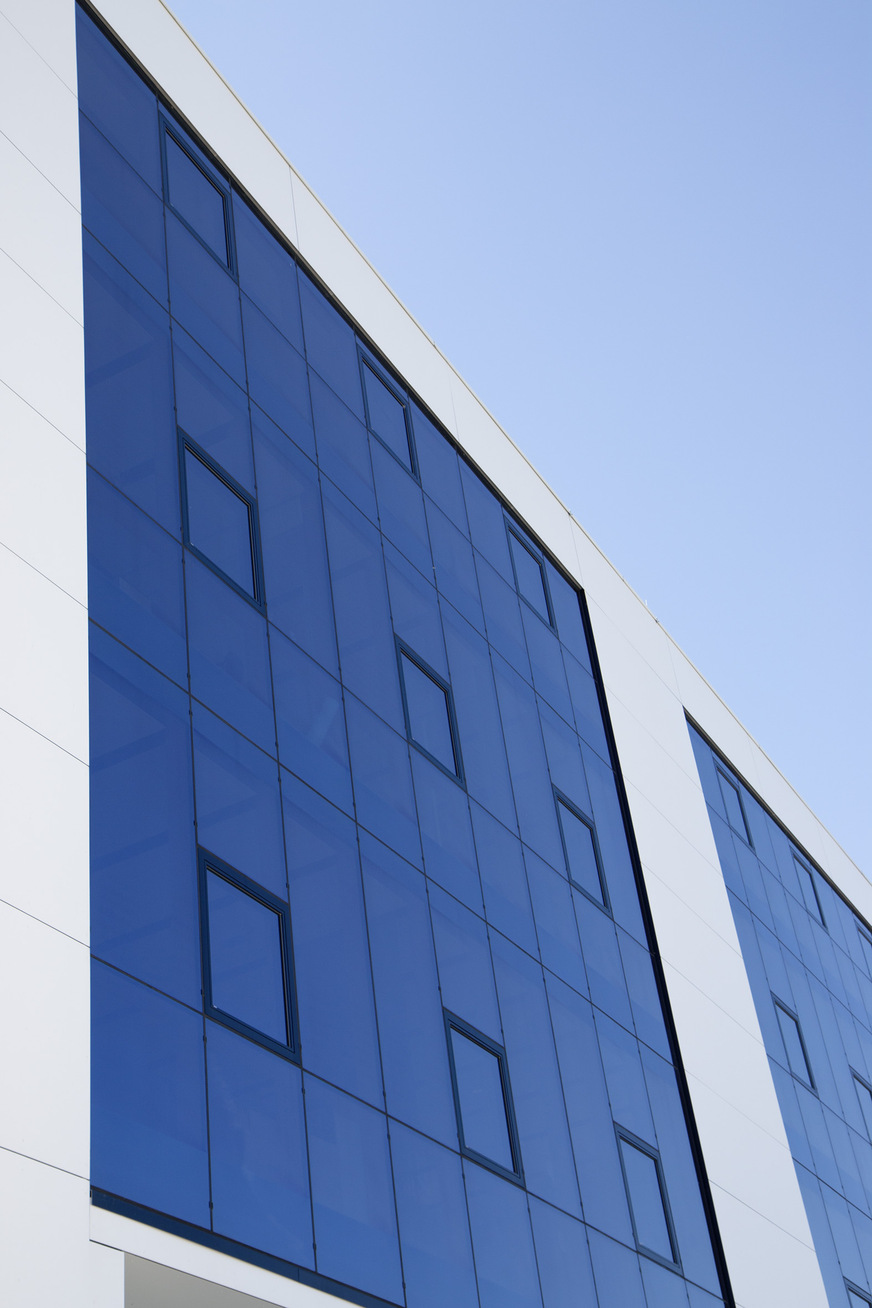 Hier ein Blick auf die geklebte Glas-Holz-Fassade des Schulungs- und Logistikzentrum von Otto-Chemie am Firmenstandort in Fridolfing.