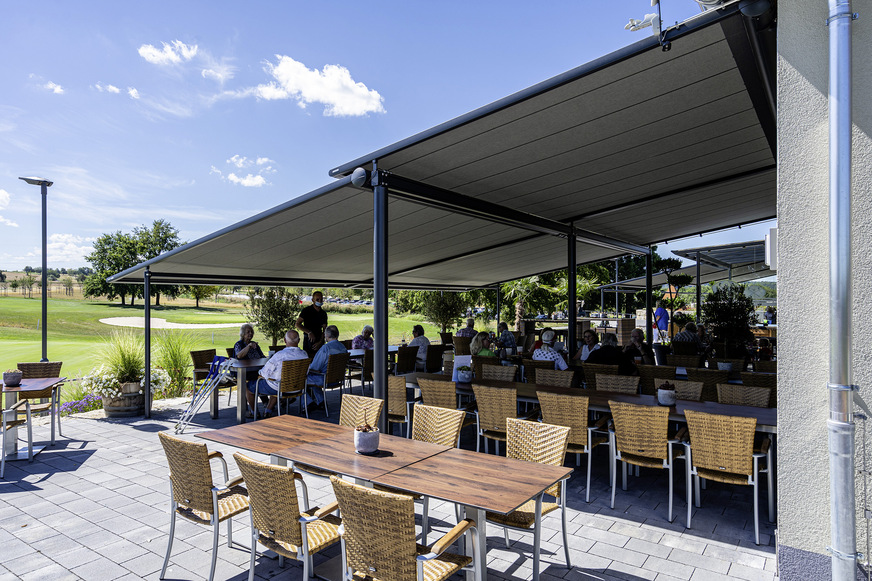 Bequem für Golfplatz-Besucher: Die markilux Systeme schützen gleichermaßen vor Sonne und vor Regen.