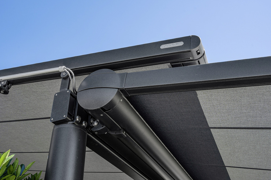 Ein angemessener Überstand der oberen Anlage sichert Sonnenschutz ohne Lücke und verhindert,dass der Regen bei Wind einen Weg zwischen den überlappenden Pergolas findet.