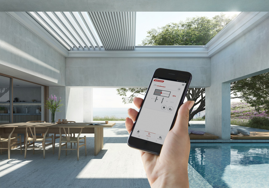 Das Modell Lamaxa L70 ist zusätzlich mit verfahrbaren ­Lamellen ausgerüstet, die sich unter anderem komfortabel über das Smartphone steuern lassen.