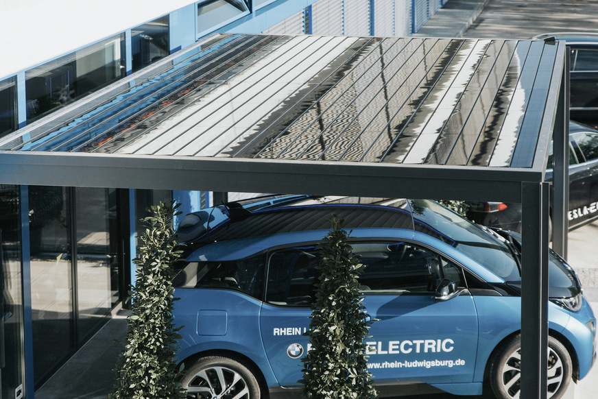 Gerade auch für Carports und für Autohäuser lässt sich die Solar-Pergola sinnvoll einsetzen.