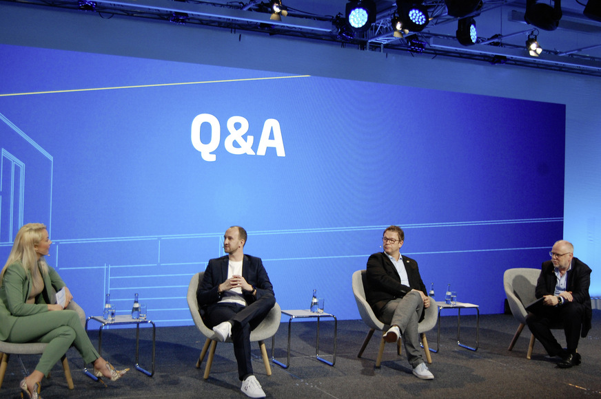 In der Q&A beantworteten die Referenten Fragen zu ihrem Vortrag. Teils von den Moderatoren, teils aus dem Stream, oder eine Fragefunktion, die den Zuschauern über die Funktion „Ask a Question“ zur Verfügung gestanden hat.