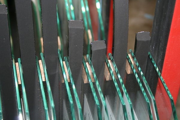 Um bei Floatglas die thermische Widerstandsfähigkeit zu erhöhen, können die Glaskanten bearbeitet werden.