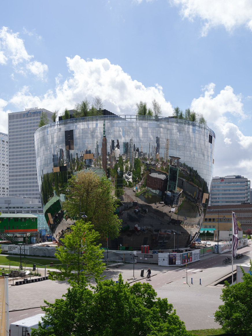 Die 1664 Spiegel der Fassade wurden auf der Baustelle in Rotterdam in eine VISS SG Fassade montiert.