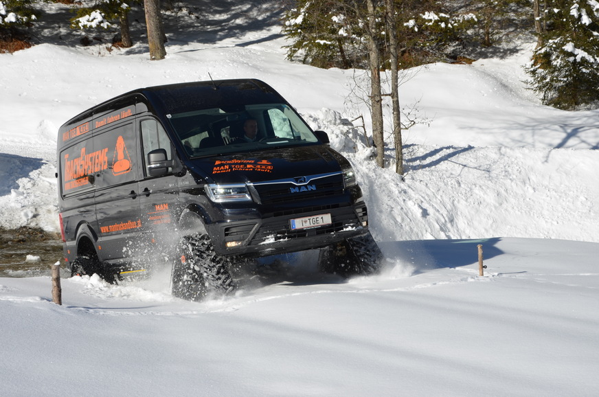 Überzeugt auch im Schnee: MAN Transporter mit Raupen