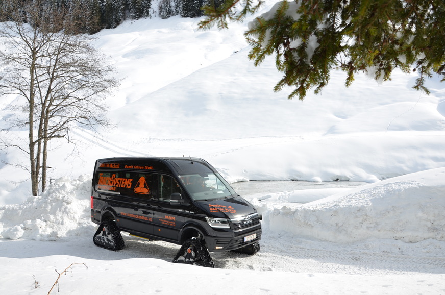 Der MAN Transporter mit Raupen fühlt sich im Schnee wohl.